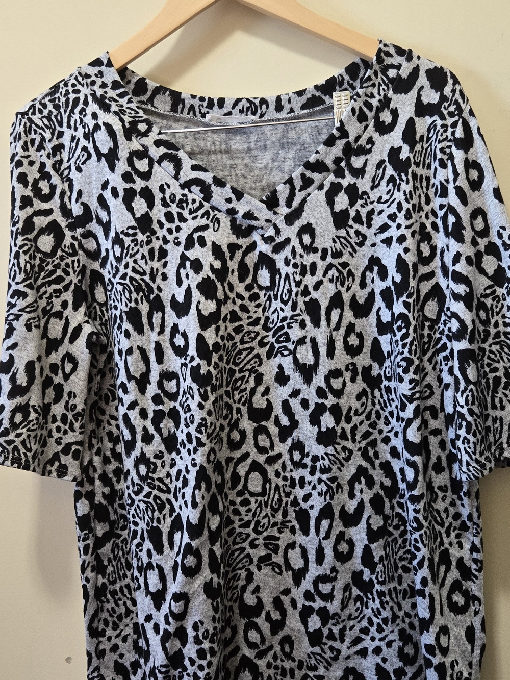 Women's Grey and Black Leopard-Print V-Neck Short Sleeve Tee